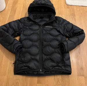 Peak performance jacka  - Säljer denna rikigt stiliga peak jacka då den är för liten. Det är storlek 160 och det har inga slitningar alls. Hör av dig vid minsta fundering/Felix 