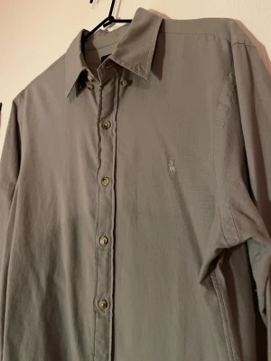 Grå/Grön skjorta Polo Ralph Lauren slim fit - Snygg grå/grön skjorta från Polo Ralph Lauren i slim fit-modell. Skjortan är aldrig använd och är i storlek M. Superskönt tunt material!