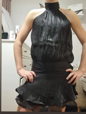 Gina y14+ slutsåld klänning  - Klänningen är en elegant festplagg parfect för nyår eller någon nobellmiddag. Klänningen är slutsåld på gina tricots hemsida. Klänningen har en hög krage, dragkedja och rosett i sidan, tjockt knytbart band i midjan, volanger och en stilren rosett i nacken. Jag har alldrig användit klänningen och lappen är helt intakt 