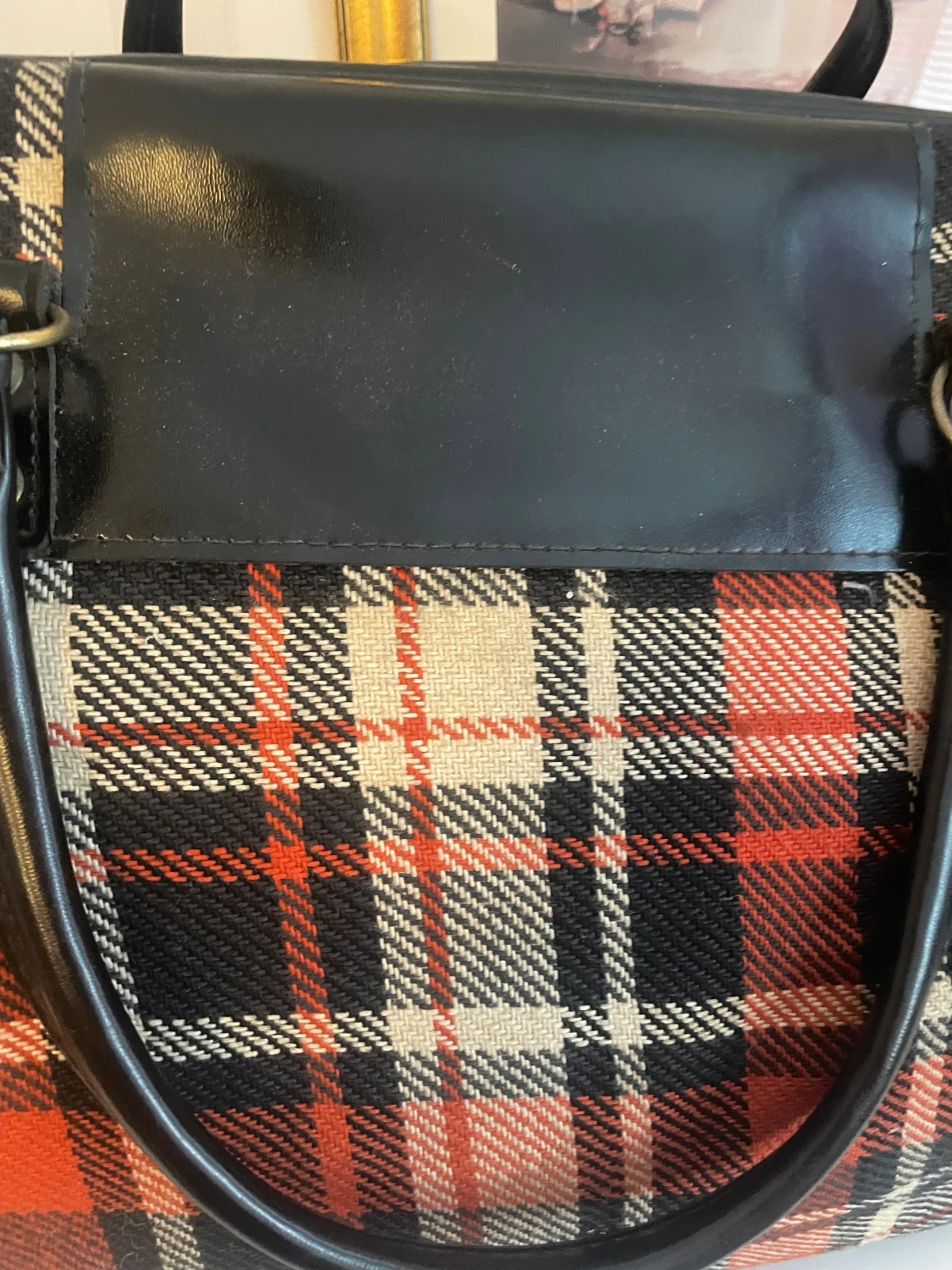 Rutig vintage  handväska med svarta skinnhandtag - 3