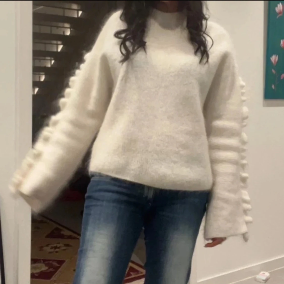 Vit stickad tröja med volangärm