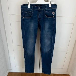 REPLAY ANBASS  - Säljer nu ett par riktigt feta Replay anbass storlek W28 L32, hör av er vid minsta lilla fundering!🍻 