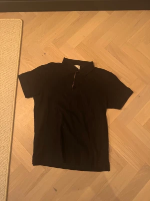  burberry piké  - Säljer nu min burberry piké som är köpt i Paris de är äkta vara pris kan disktueras om mer bilder behövs så är de dm 