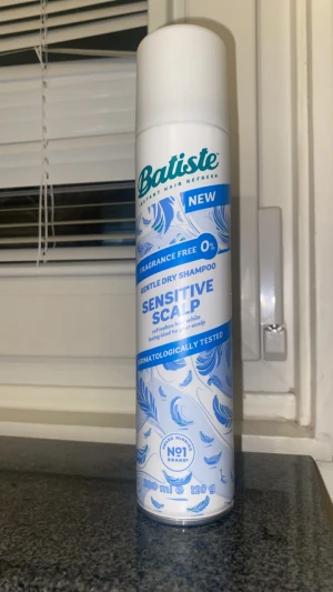 Batiste Sensitive Scalp torrschampo - Batiste Sensitive Scalp torrschampo i vit och blå sprayflaska, 200 ml. Fragrance free och dermatologiskt testad, passar känslig hårbotten. Snyggt mönster med blå fjädrar på flaskan. Perfekt för att fräscha upp håret snabbt utan parfym.