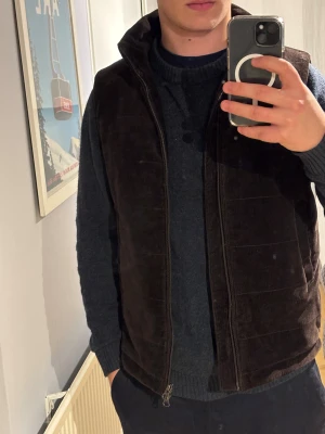 Brun manchesterväst från John Henric - Tjena! Säljer min snygga bruna väst från John Henric i mjuk manchester och hel dragkedja framtill. Västen har två sidofickor. John henrics populäraste väst. Modellen är 182cm. Passar 172-182. Skick 9/10. Nypris: 1499 kr. Mitt pris: 549 kr‼️😊