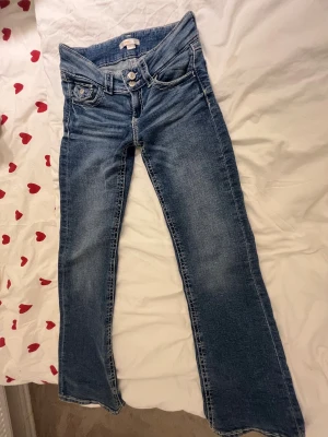 Blå bootcut jeans från Gina Tricot - Snygga blå jeans från Gina Tricot i storlek 158 med bootcut-ben och låg midja. 