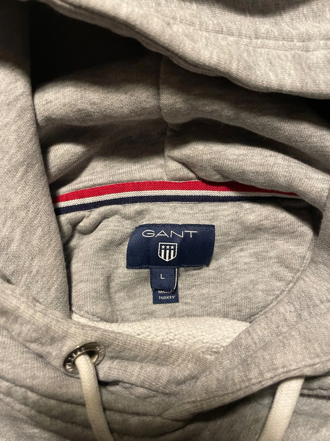 Grå hoodie från GANT med logga - 1