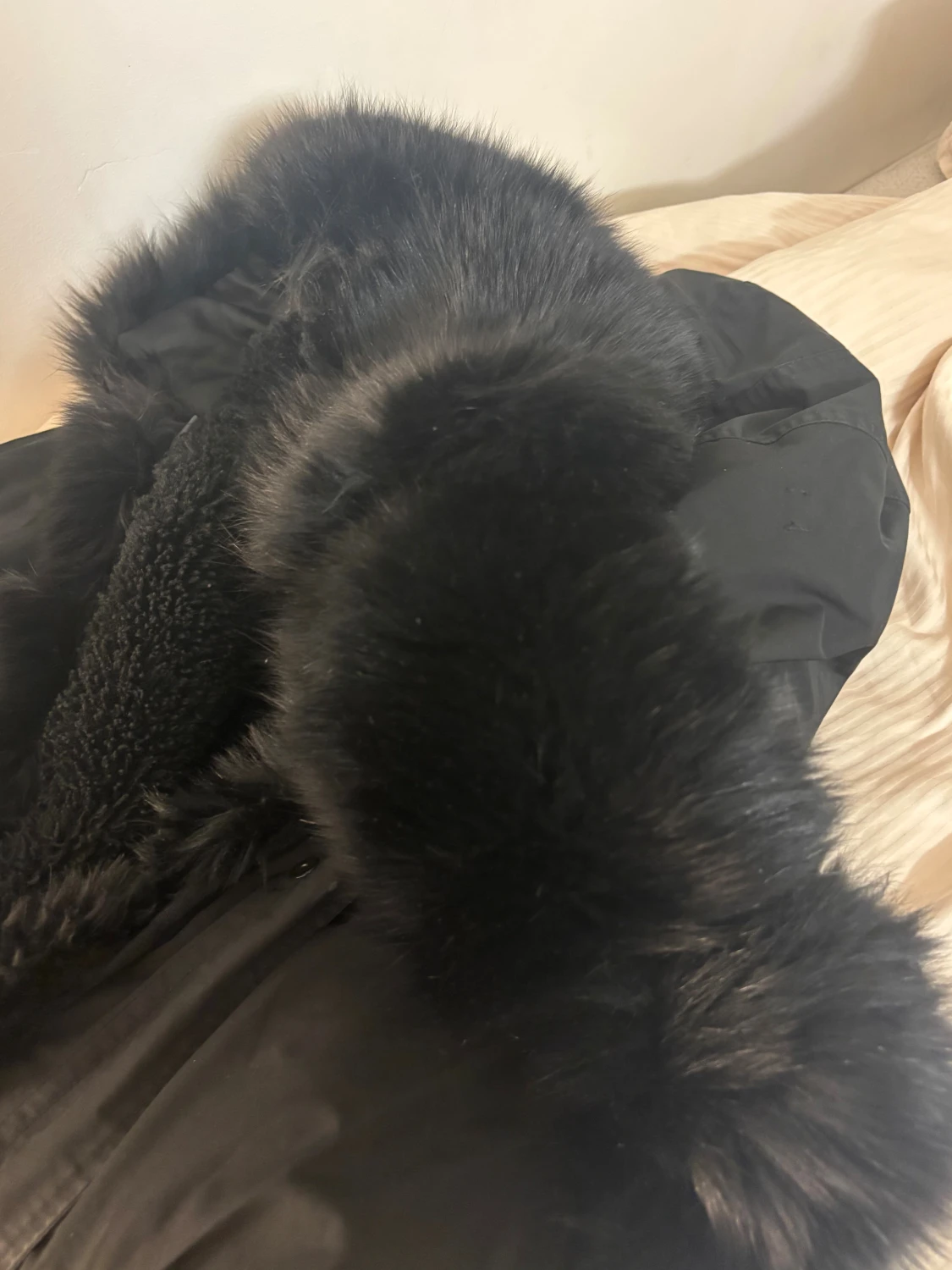 Svart pälsjacka med fluffig huva - 1