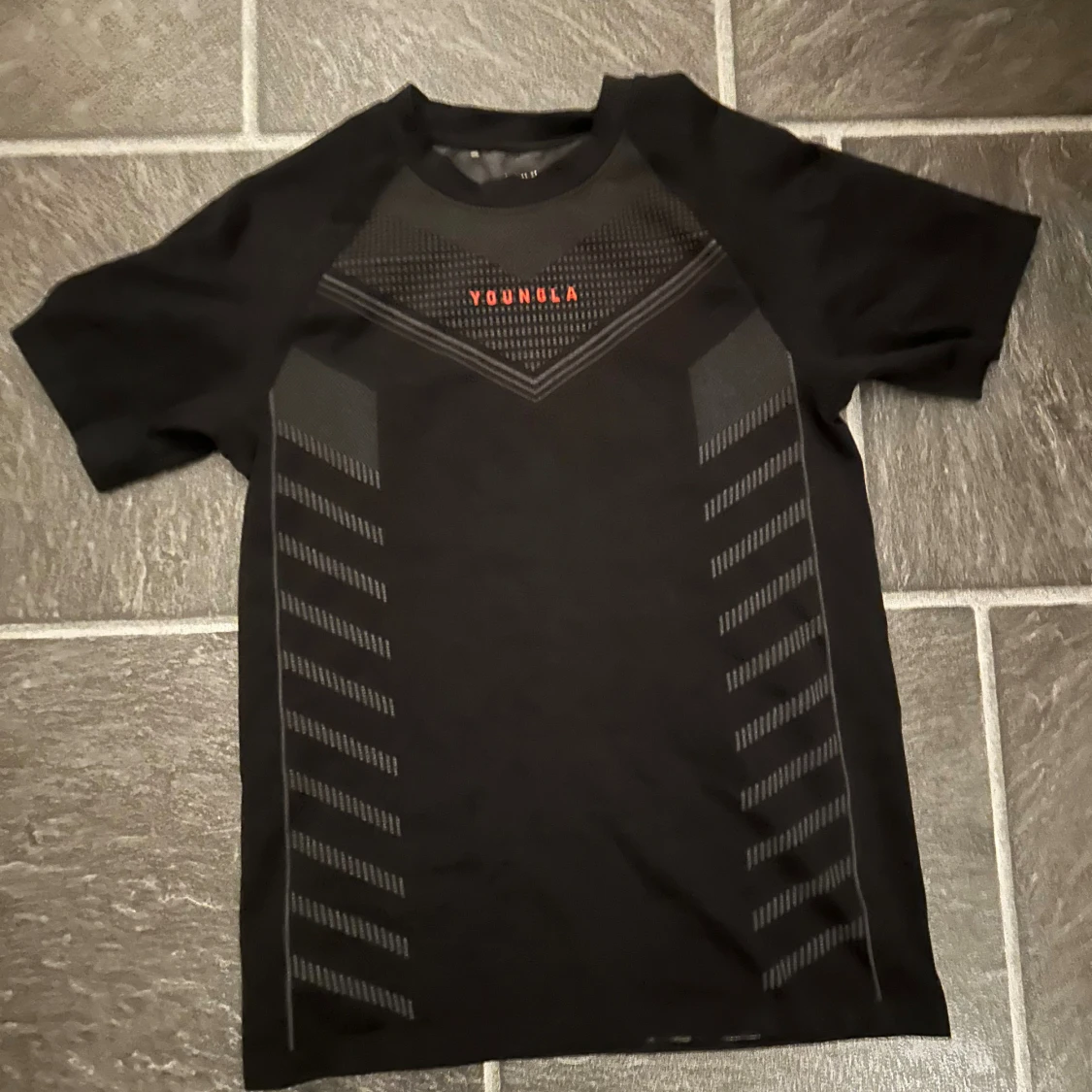 Svart YoungLA t-shirt med grafiskt mönster