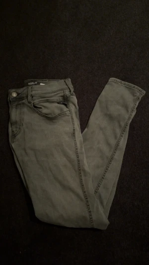 Replay Anbass Hyperflex  -  Replay Anbass Hyperflex slim fit grå/svart. Dom är i bra skick förutom små märken man kan se på dom två sista bilderna. Nypris ca 1300 storlek 30/30