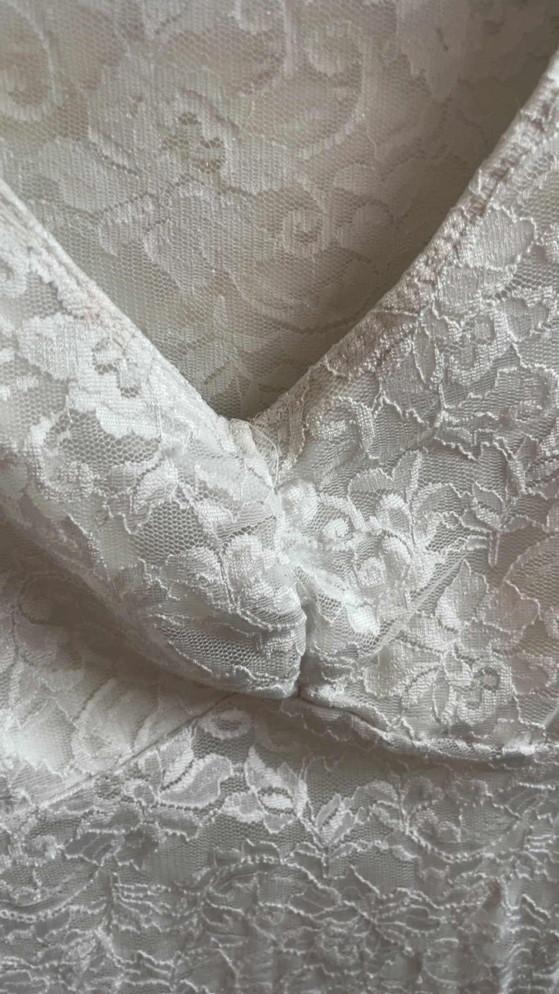 Vit spetsblus med v-ringning - 2