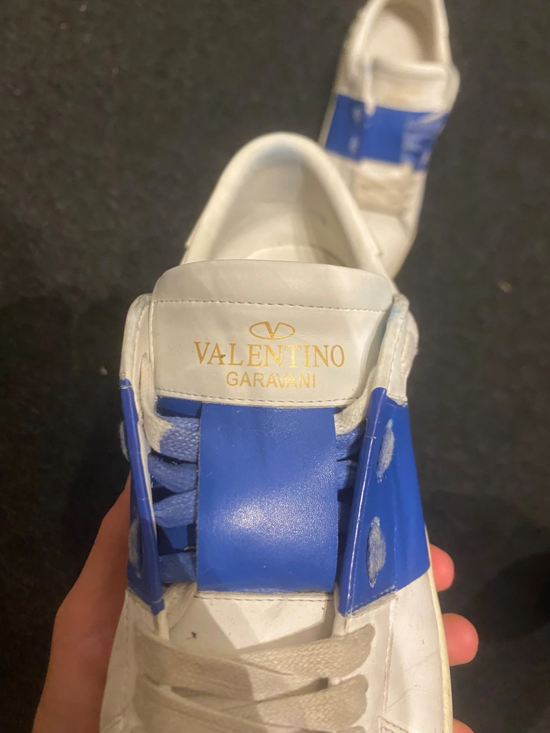 Valentino Garavani vita sneakers med blå detalj - 4