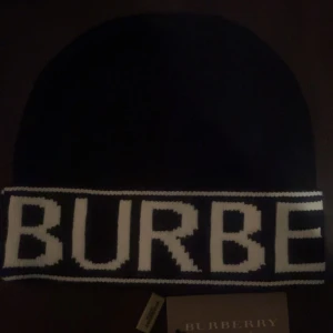 Burberry mössa - Säljer en helt oanvänd burrbery mössa med lappen kvar på eftersom den inte passade mig. 