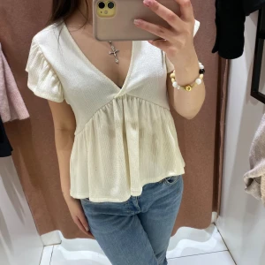 Gina topp - Jätte fin top från Gina perfekt till att åka utomlands🩷 Den var mer cremefärgad när jag köpte den men har fått en lite vitare färg efter tvätt men det är inte ojämnt överhuvudtaget och ser naturligt och finare ut enligt mig💕 Stolek S💕(ingen fläck på tröjan utan spegeln i omklädningsrummet var smutsig)☺️