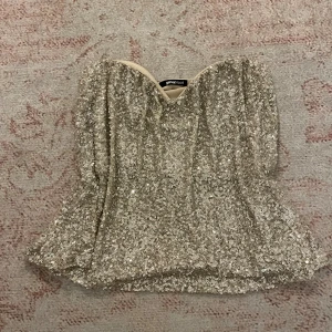 Paljett topp  - Sjukt snygg paljett topp från Gina Tricots nyårs kollektion 2024, använd vid enbart 1 tillfälle, pris kan diskuteras 🍾🥂