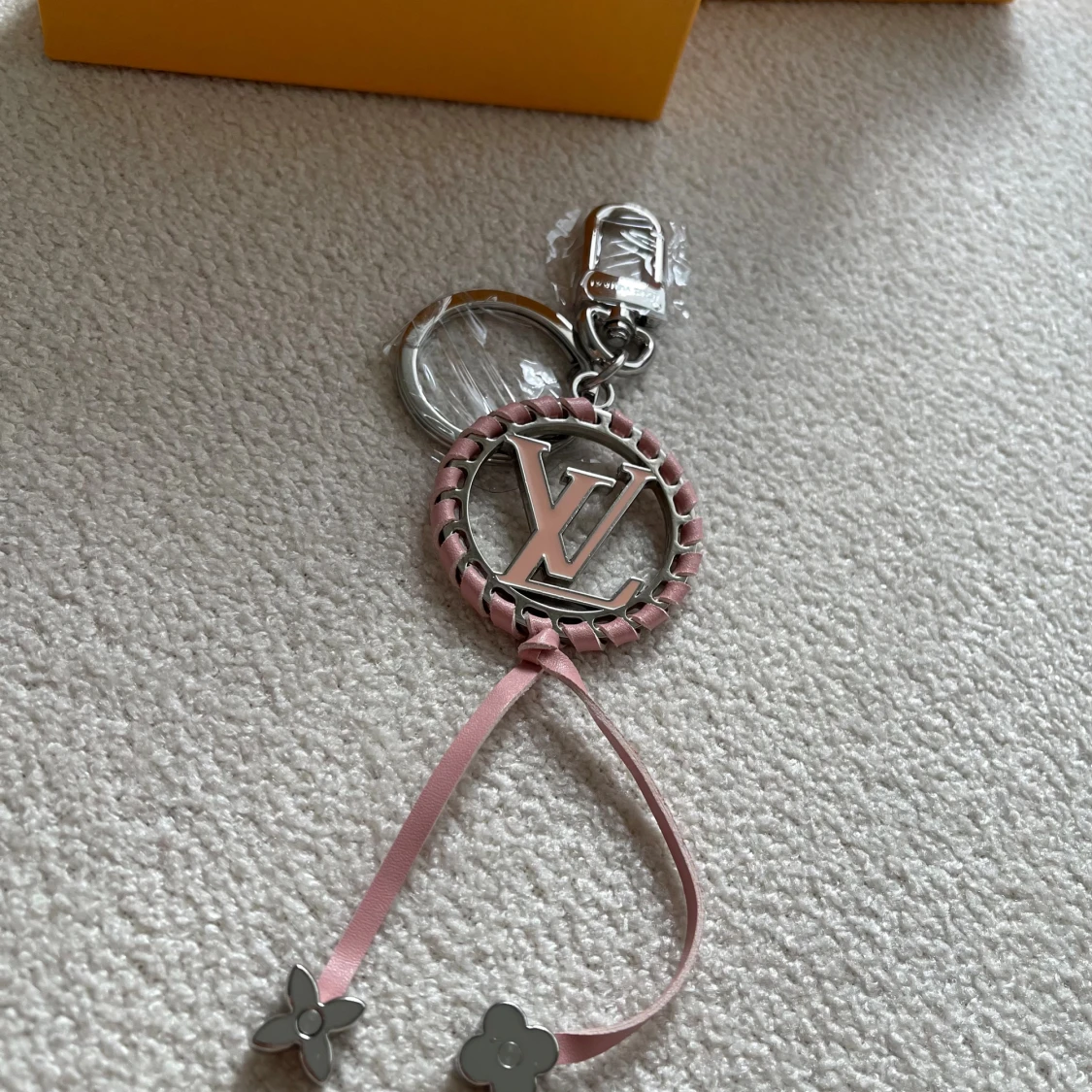  Vuitton rosa och silver nyckelring - 2