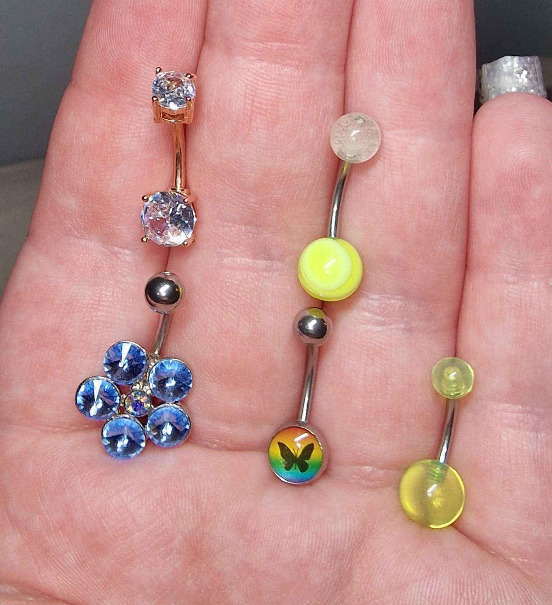 Mixade piercing-smycken i färg och(rostfritt stål-nickelfria)