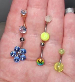 Mixade piercing-smycken i färg och(rostfritt stål-nickelfria) - Säljer ett gäng coola piercing-smycken i olika färger och former. Navelpercingar,tunga,öra & näsa.Här finns stavar och ringar i silverfärgat och svart plast, några med glittriga stenar, blå blomma, neonfärgade kulor, regnbågsfjäril och små sköldpaddor. Perfekt för dig som vill variera din stil med färg och detaljer.