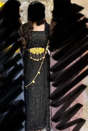 Svart kurdisk klänning storlek XS/S/M - Elegant svart långklänning med spetsmönster och fyrkantig urringning. Perfekt för speciella tillfällen när du vill sticka ut. Klänningen är i väldigt fint skick och använd vid få tillfällen under kortare tid