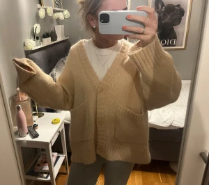 Beige oversized stickad kofta - Säljer min såå fina kofta ifrån Kappahl som är helt slutsåld. Super bra skick! Storlek M/L