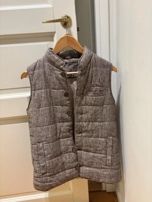 John Henric väst  - Snygg grå dunväst från John Henric i storlek XS.  Jag säljer västen för den har inte riktigt kommit till användning för just mig. Om du har några funderingar tveka inte på att höra av dig!🙌