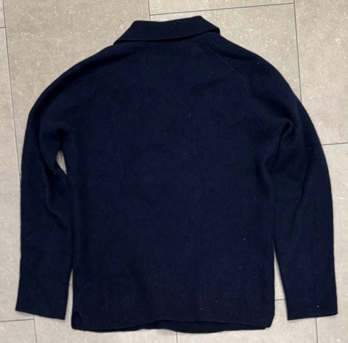 Mörkblå stickad polotröja med knappar - 2