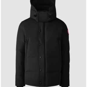 Svart canada Goose wyndham jacka  - Oanvänd Canada Goose jacka, ej äkta men hög kvalitet i S storlek. Priset kan diskuteras vid snabb affär. Den finns i Västerås 