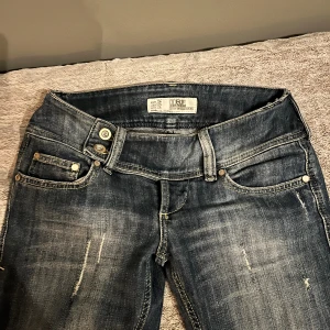 Mörkblå bootcut jeans  - Snygga mörkblå jeans 