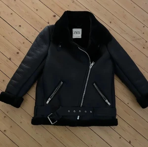 Svart pälsjacka från Zara med bälte - En päls/skinn jacka från Zara, Ny utan prislapp, pris kan diskuteras 