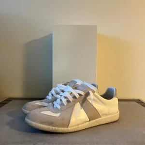 Maison Margiela Replicas Gats Vita - Vita Maison Margiela Gats i storlek 43 EU, Skick: 8/10 ✅👌skorna är i mycket bra skick                                                                  100% äkta och har originalförpackningen med skorna. Nypris är runt 6000kr och därför är detta en fantastisk deal. Kan gå ner lite i pris vid snabbt köp 😃 