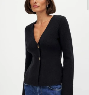 Stickad tröja - Så fin stickad tröja från NAKD men passade tyvärr inte mig. Storlek 34/36. 🤍