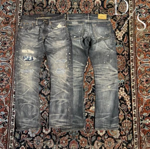 ”RARE” Ralph lauren varick slim/straight distressed jeans  - ‼️KOM MED BUD‼️Ett par riktigt rare jeans från Ralph lauren, jag lyckas inte hitta jätte mycket information om detta men det var någon från någon slags hemsida som sålt dem för 15 000. Jag kommer defenitivt släppa dem för många tusen billigare! Lämna bara bud.  Mått: Midja: 38,5cm Längd: 95cm Benöppning: 18cm 