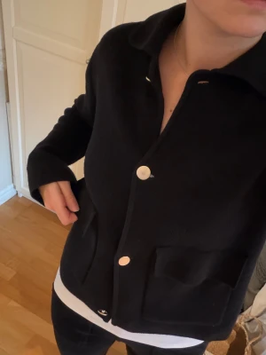 Svart cardigan  - Snygg cardigan som ser lyxig ut, i finstickat material från Kappahl storlek XS.