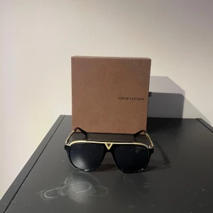 Guld svarta solglasögon - Guld svarta solglasögon som funkar perfekt till sommaren och vardagen, de är prydliga och snygga. OBS , pris kan diskuteras!