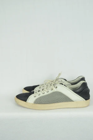 Tod’s sneakers  - TOD´S SNEAKERS  Storlek : 10  Passform : Passar 44/45  Användning : Skorna är i ett fint skick utan tydliga defekter  Nypris : Cirka 4000SEK