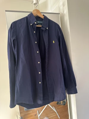 Ralph lauren skjorta S - Fin mörkblå Ralph lauren skjorta i mörkblå färg. Storlek S Custom fit