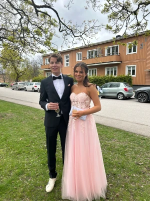 Ljusrosa balklänning med spets - Säljer min ljusrosa balklänning från jj’s house💕klänningen passar mig som vanligtvis bär storlek xs/s. Klänningen är lite insydd i midjan för en bättre passform men går att sprätta upp☺️jag är ca 166 cm lång