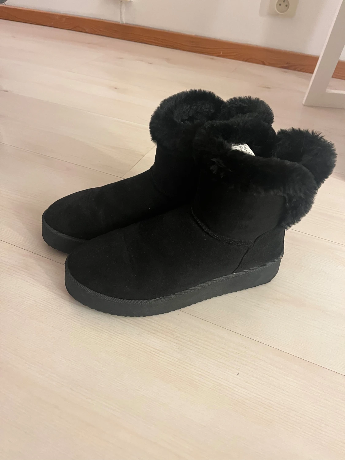 Svarta fluffiga boots med platt sula