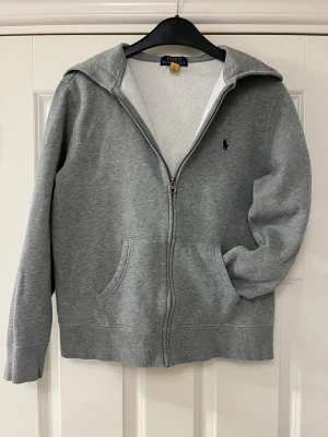 POLO RALPH LAUREN - En riktigt snygg grå polo Ralph lauren tröja i storlek L (14-16) 