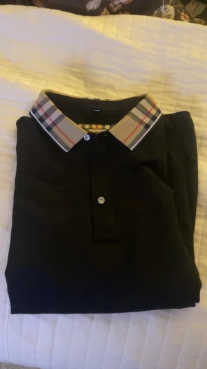 Svart burber pike  - Svart pikétröja från Burb