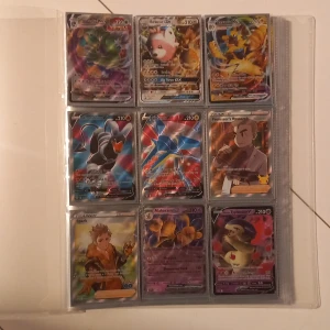 Pokémonkort - Samlaralbum - Fett samlaralbum med Pokémonkort! Här hittar du massor av coola och sällsynta kort som Charizard, Mewtwo, kyogre och många fler. Perfekt för dig som älskar Pokémon och vill boosta din samling med både klassiker och nya favoriter. En riktig skatt för unga samlare och fans! Jag kan också sälja de separat asså 1 och 1 om man vill ha nån speciell och det går och sänka priset på det här. Jag kan gärna skicka fler bilder om det skulle va nåt. Några få är i sämre scik och deras värde har inte räknas me