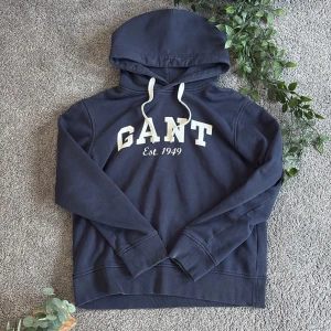 Marinblå hoodie - Marinblå hoodie till säljes| strlk 146-152 /11-12 år | hör av dig vid minsta fråga! | pris ej hugget i sten vid snabb affär