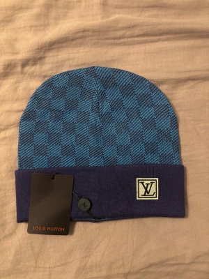 Blå rutig mössa - Jag säljer en helt oanvänd blå rutig mössa med prislap kvar. Man får lov att höra av sig vid intresse.