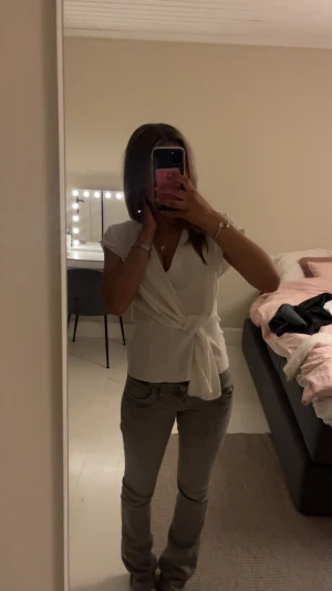 !Intressekoll! Vit Zara blus - Kollar intresset på min vita Zara omlott blus, i storlek S och inga defekter! Skriv till mig om ni har intresse!❤️