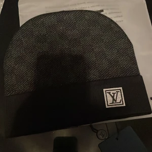 Mörk LV vintermössa  - Helt ny med etikett finns i Göteborg unisex Onesize