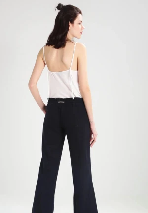 Roxy linnebyxor - Svara roxy linnebyxor som köptes för ett tag sedan. Jätte bra skick. Priset kan diskuteras 