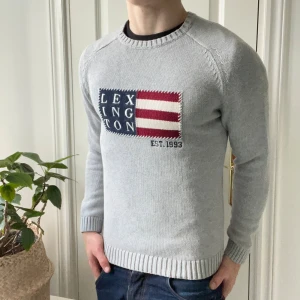Lexington M stickad grå - Lexington stickad tröja, inga defekter! Storlek M, modellen är 180 cm 75 kg. Väldigt fin tröja med skön passform 🙌