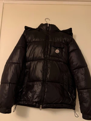 Svart Moncler Montbeliard down - Säljer min svarta Moncler Montbeliard down jacka eftersom jag ska köpa en ny jacka, har använt några gånger men ser nästan hel ny. 