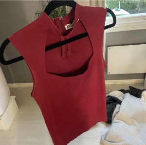 Röd ribbad topp med cut-out från Zara - Världens finaste topp! Säljer endast för jag har två, aldrig blivit använd 🫶🏼