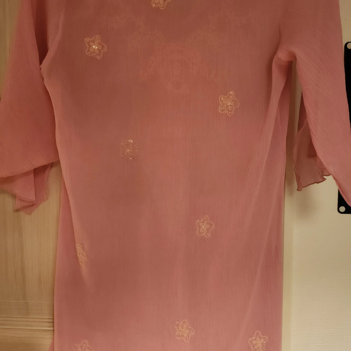 Rosa blus med broderi och v-ringning - 2